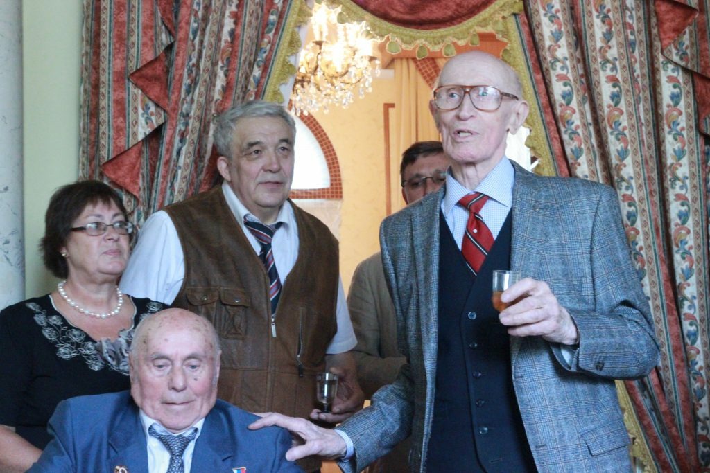 Юрий Дроздов в кругу соратников – с Героем России Алексеем Ботяном и руководителем КУОС, участником штурма Дворца Амина Сергеем Головым Юрий Дроздов в кругу соратников – с Героем России Алексеем Ботяном и руководителем КУОС, участником штурма Дворца Амина Сергеем Головым